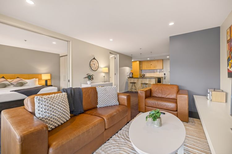 The Central Nook – Walk to town – Mountain views