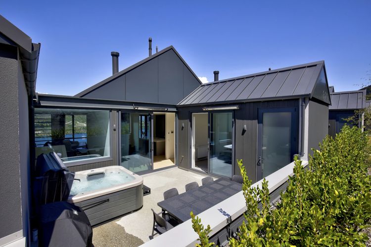 Outdoor Patio with Hot Tub, BBQ and Dining Table