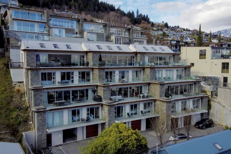 Catalina Apartment Complex - seperate garage with extra off street carpark