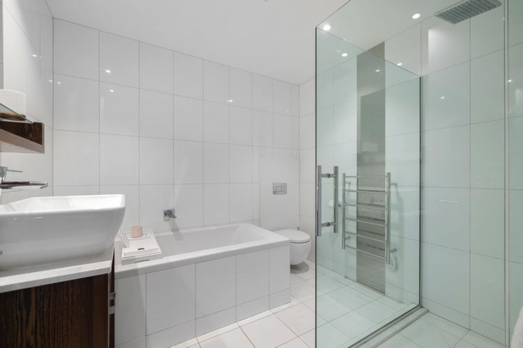 Master ensuite with bath tub