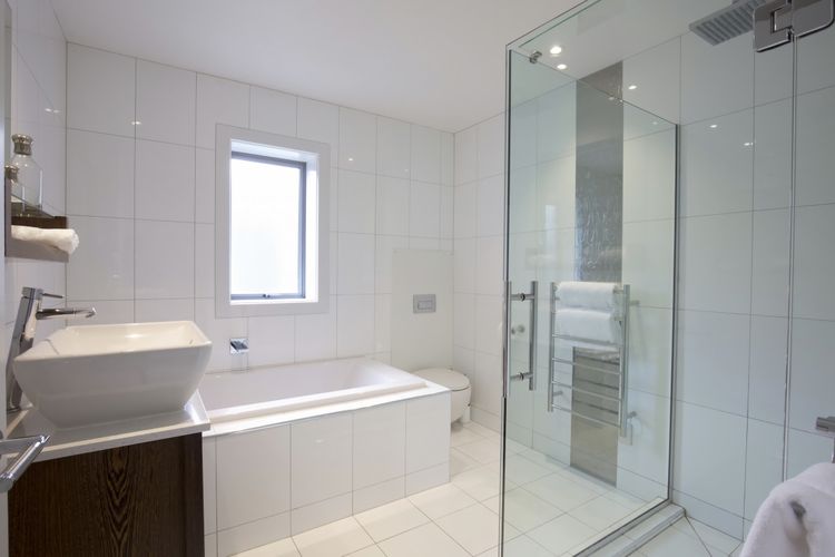 Master Ensuite with bath tub