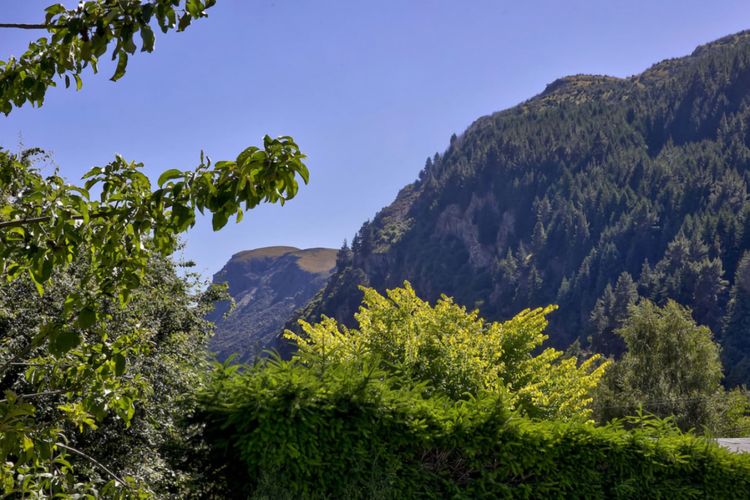 Surrounding mountains/views