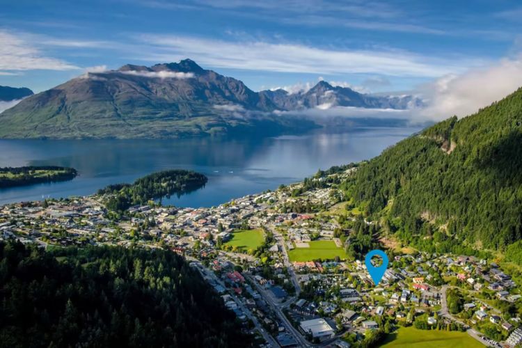 Location is about a 7 minute flat walk to town