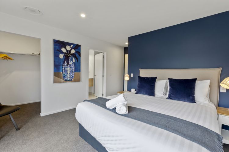 Master king bed with walk in robe and ensuite