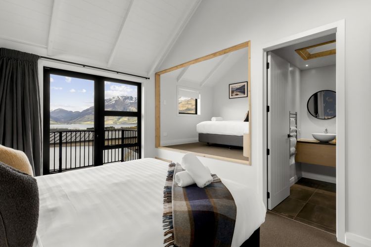 Bedroom 4 - king and single