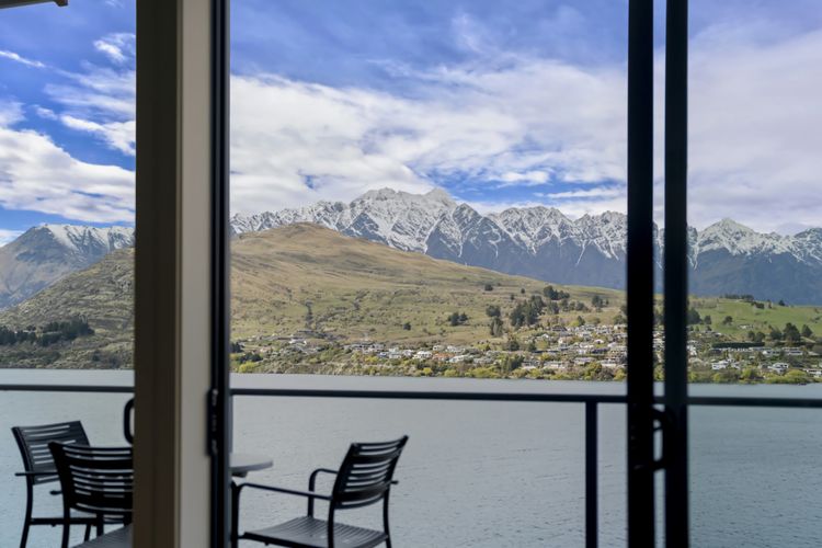 Lakeside Landing – lakefront and walk to town