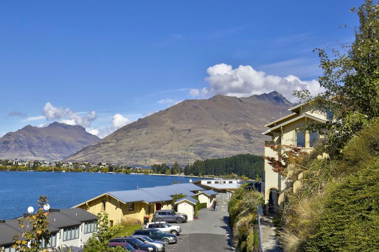 20 minutes walk to town