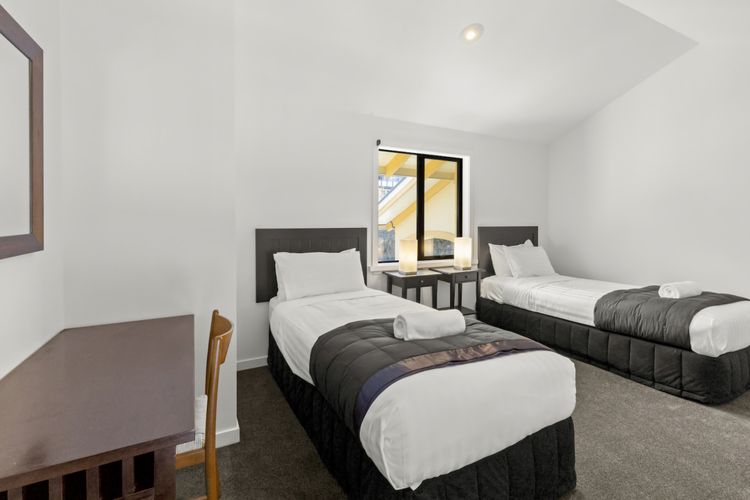 Upstairs bedroom 3 - twin set up