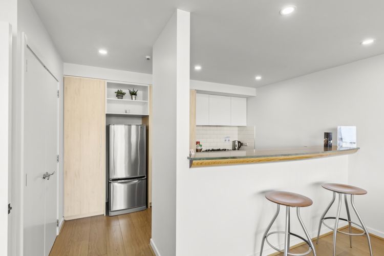 Fully equipped kitchen with laundry