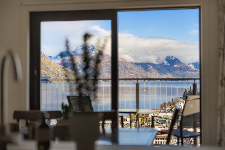 Magic on Malaghan with Lake Views