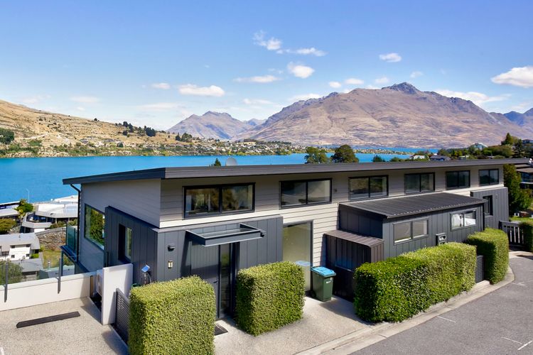 Perfectly positioned to enjoy all Queenstown's panoramic vistas