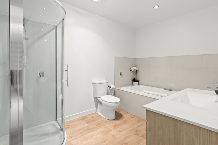 Master Ensuite with full deep bath tub