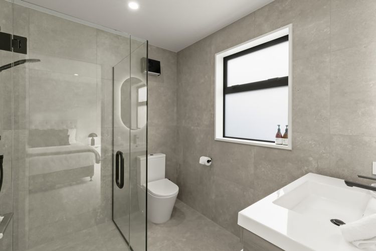 Master Ensuite bathroom