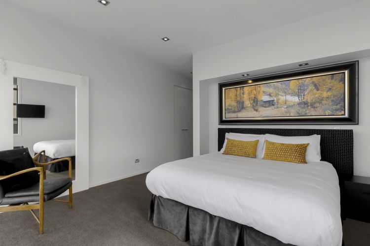 Master Ensuite - King Bedroom 1