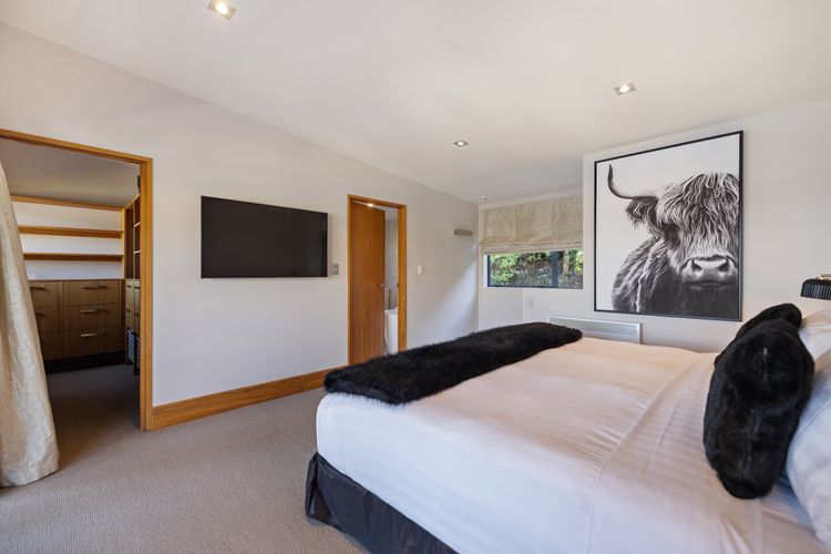 Picturesque on Peregrine – close to town with views
