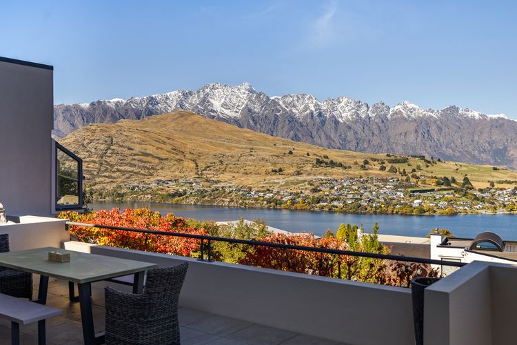 Picturesque on Peregrine – close to town with views