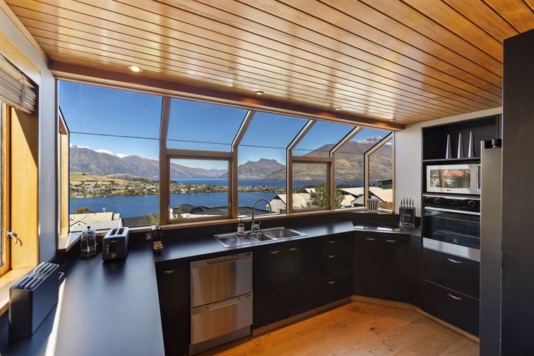 Picturesque on Peregrine – close to town with views