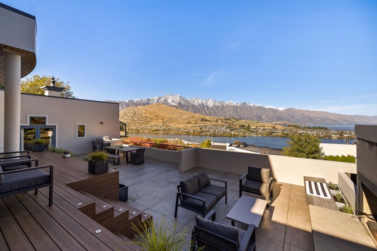 Picturesque on Peregrine – close to town with views