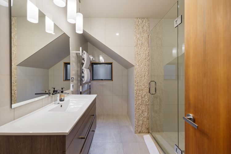Picturesque on Peregrine – close to town with views