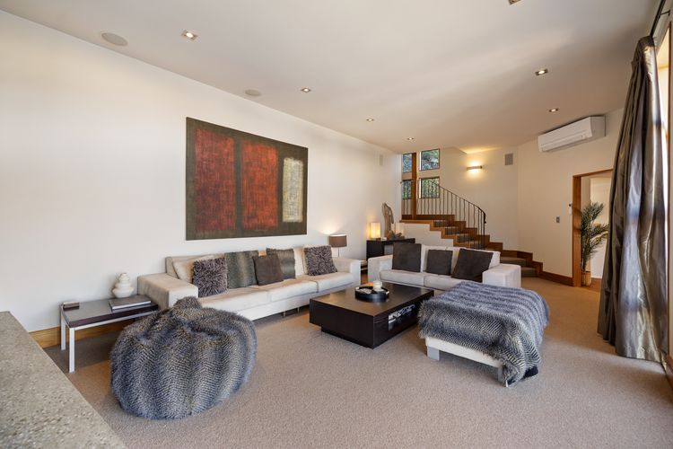 Picturesque on Peregrine – close to town with views