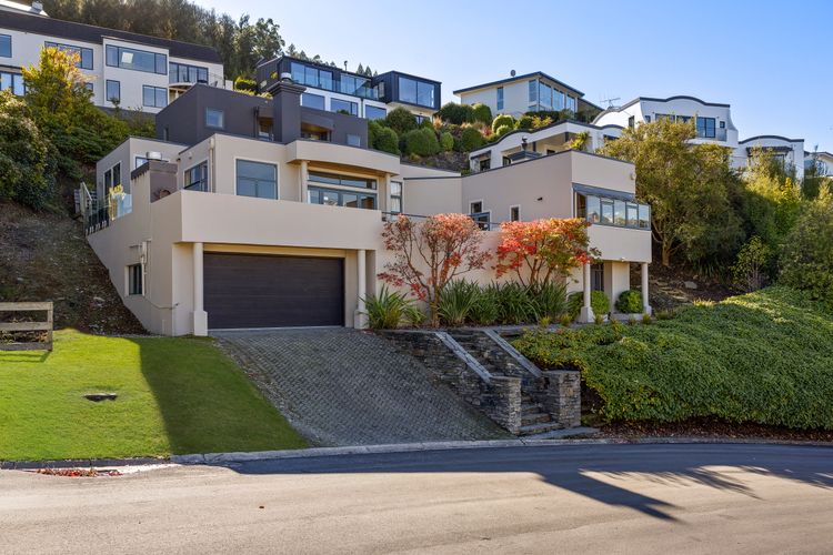 Picturesque on Peregrine – close to town with views