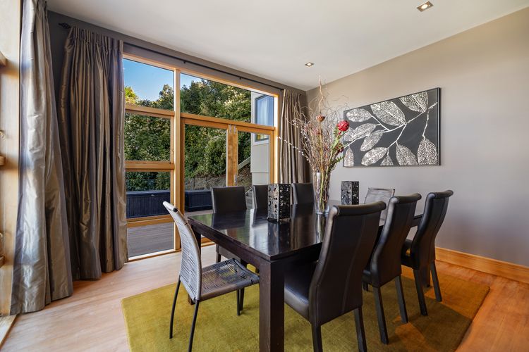 Picturesque on Peregrine – close to town with views