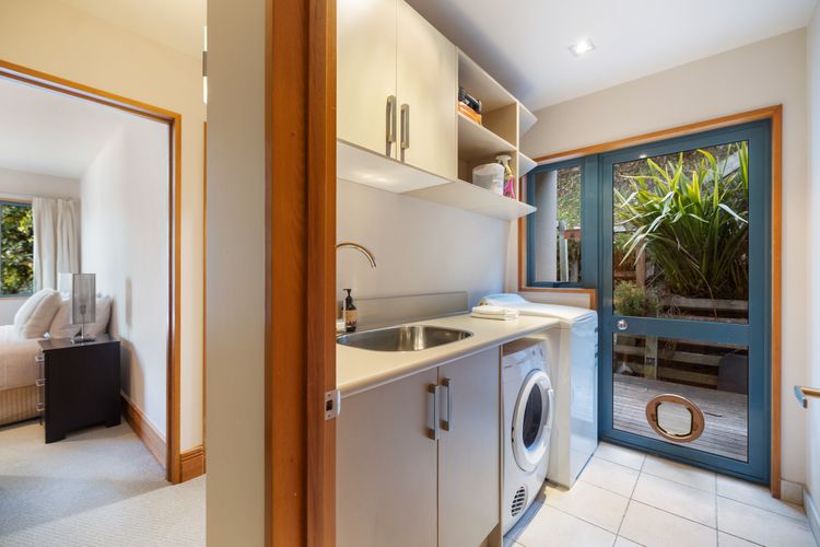 Picturesque on Peregrine – close to town with views