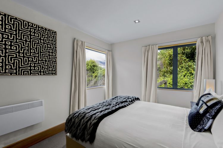 Bedroom 4 - queen bed