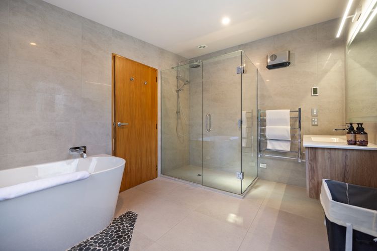 Picturesque on Peregrine – close to town with views