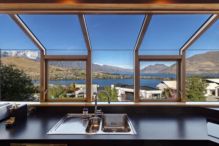 Picturesque on Peregrine – close to town with views