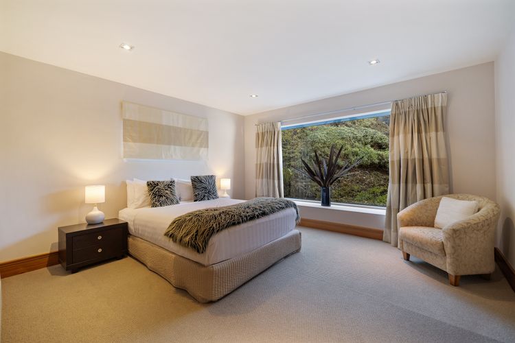 Picturesque on Peregrine – close to town with views