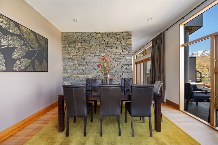 Picturesque on Peregrine – close to town with views