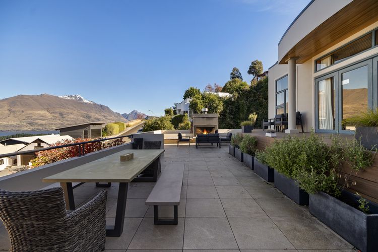 Picturesque on Peregrine – close to town with views