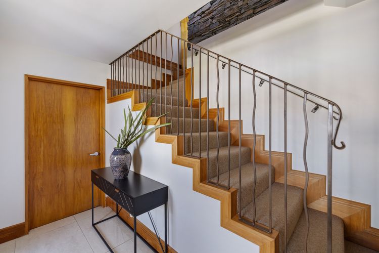 Picturesque on Peregrine – close to town with views