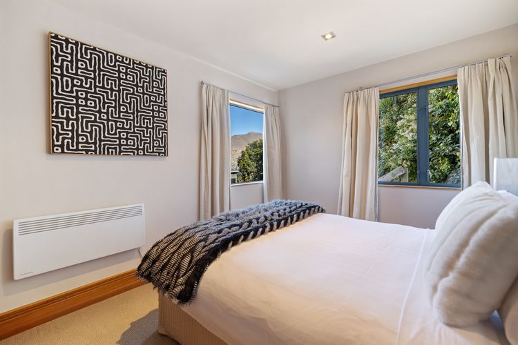 Picturesque on Peregrine – close to town with views