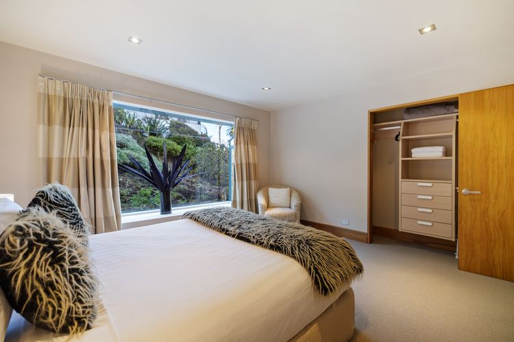 Picturesque on Peregrine – close to town with views