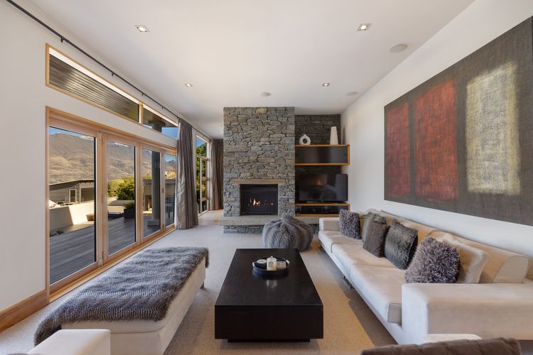 Picturesque on Peregrine – close to town with views