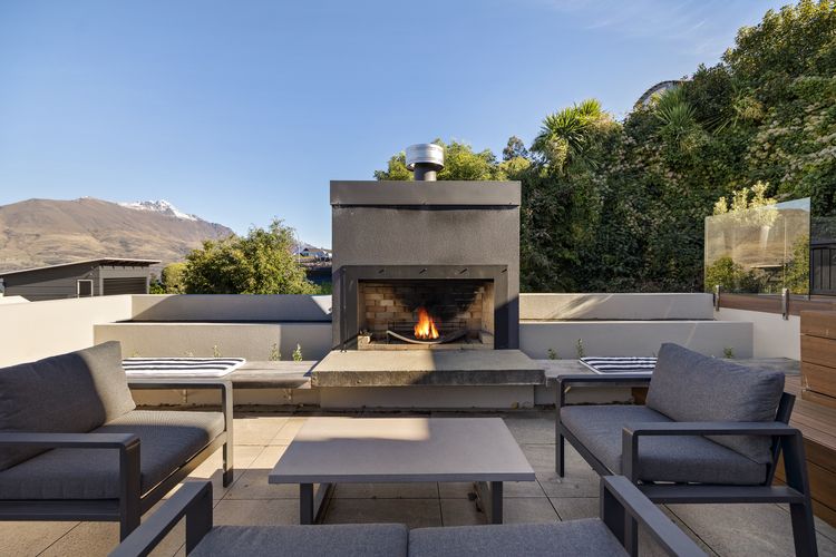Picturesque on Peregrine – close to town with views