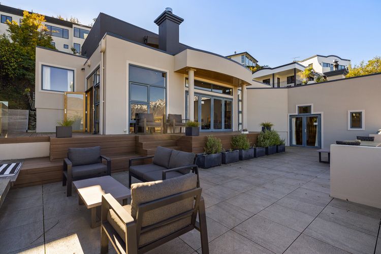 Picturesque on Peregrine – close to town with views
