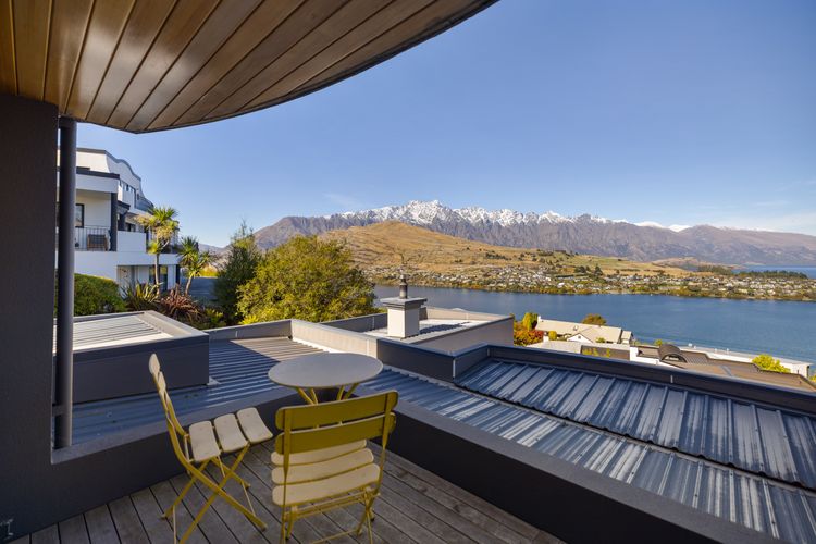 Picturesque on Peregrine – close to town with views