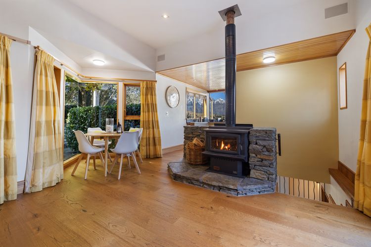 Picturesque on Peregrine – close to town with views