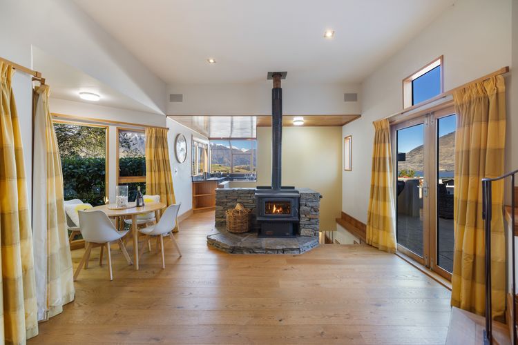 Picturesque on Peregrine – close to town with views