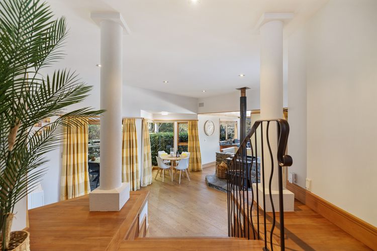 Picturesque on Peregrine – close to town with views