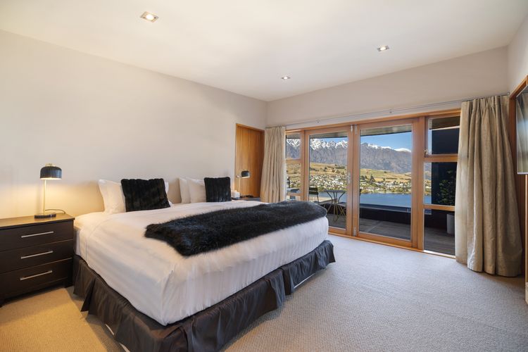 Picturesque on Peregrine – close to town with views