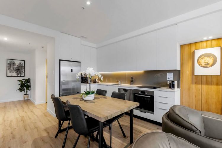 Fully equipped kitchen and dining