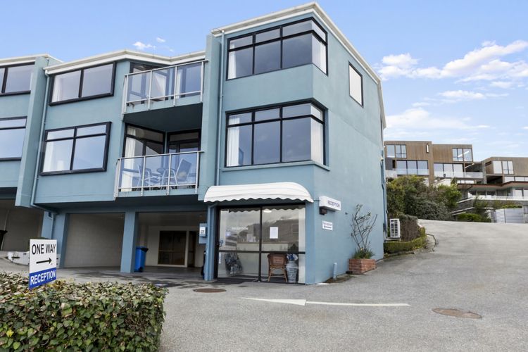 Apt 20 is located within the Spinnaker Bay complex above reception