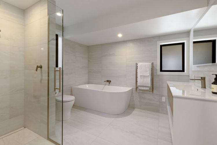 Master ensuite bathroom