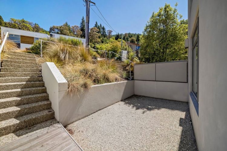 Sunny Courtyard and access to Lomond Crescent