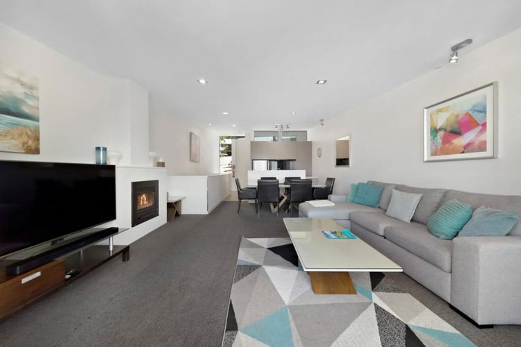 Flat screen TV and gasfireplace