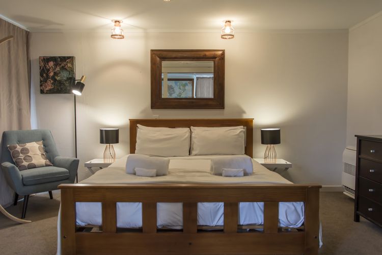 Panoramic Cosy Queenstown Base with shared spa and views